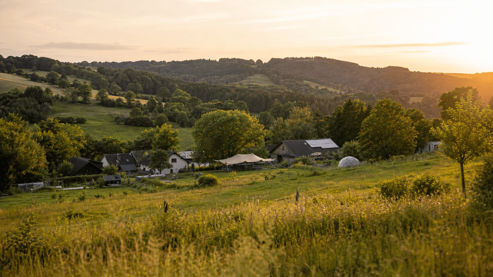 Weite Eifellandschaft rund um den Beuerhof im Abendlicht